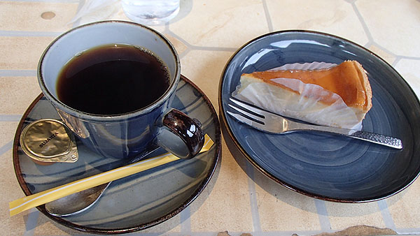 五十鈴カフェの珈琲とチーズケーキのセット